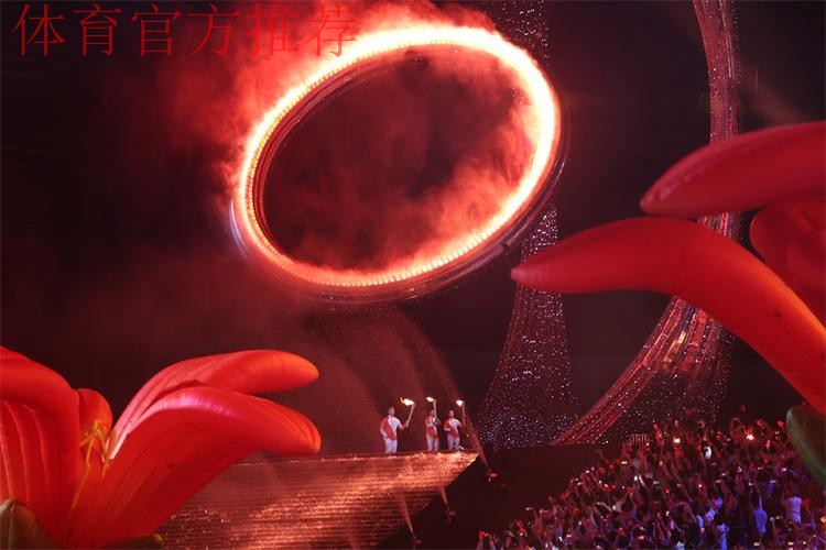 粤港澳三地火炬手接力点燃“同心之火” 粤港澳三地火炬手接力点燃“同心之火”